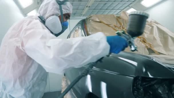 Bil färgning process som innehas av arbetstagaren — Stockvideo