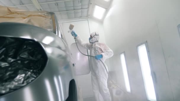 Technicien colore la voiture avec le pulvérisateur — Video