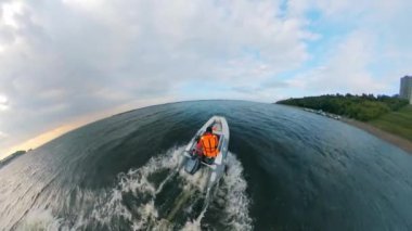 Nehir boyunca sürüklenen bir motorlu teknenin yarım daire görünümü