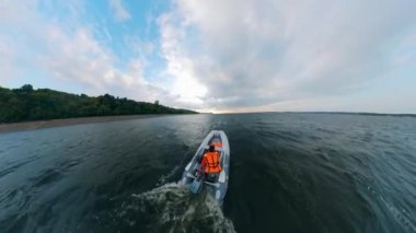 Motorbota can yeleği olan bir adam biniyor.
