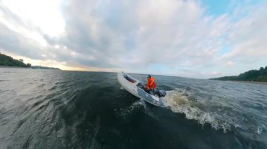 Nehir üzerinde bir sandal sürme bir adam ile