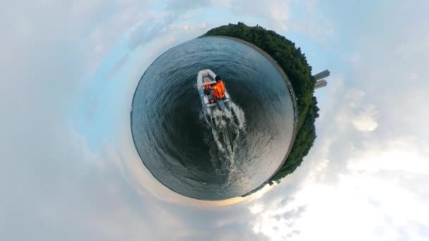 Vaisseau gonflable se déplace à travers l'eau dans un panorama à 360 degrés — Video