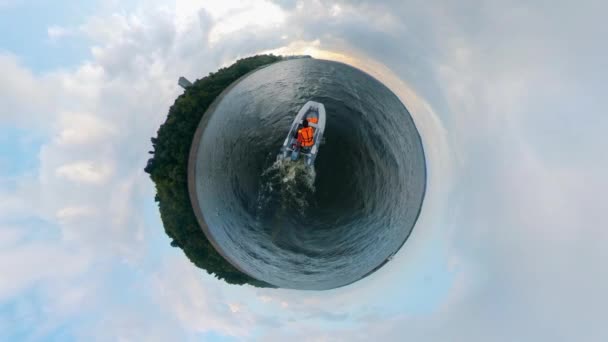 Panorama à 360 degrés d'une personne flottant dans un canot — Video