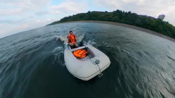 Een man is zwemmen in een dinghy in een vooraanzicht — Stockvideo