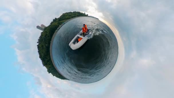 Un homme conduit un bateau gonflable dans un panorama à 360 degrés — Video