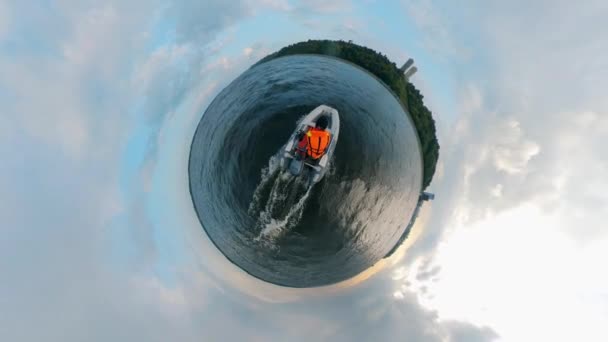 360-stupňoní Panorama člunu, na kterém se řídí muž — Stock video
