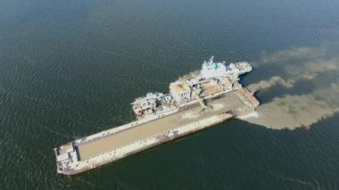 Mavna tarafından çıkarılan kum ile açık su