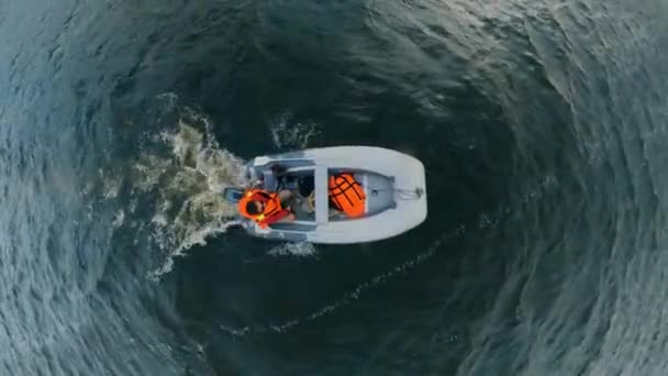 Bovenaanzicht van een opblaasbaar vaartuig dat langs de rivier beweegt — Stockvideo