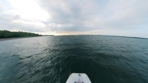 Águas do rio e um homem navegando em um barco a motor em uma vista superior — Vídeo de Stock