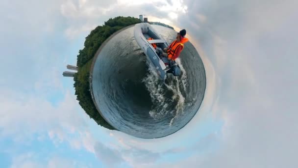 En person flyter i en motorbåt i en 360-graders panorama — Stockvideo