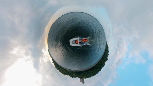 Panorama à 360 degrés d'une personne naviguant sur un bateau à moteur — Video