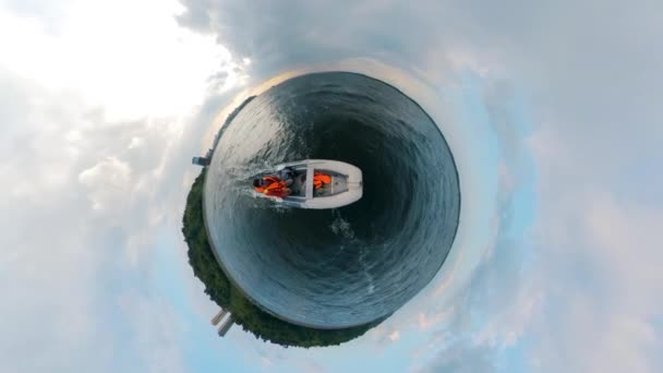 Um homem navega num bote num panorama de 360 graus. — Vídeo de Stock