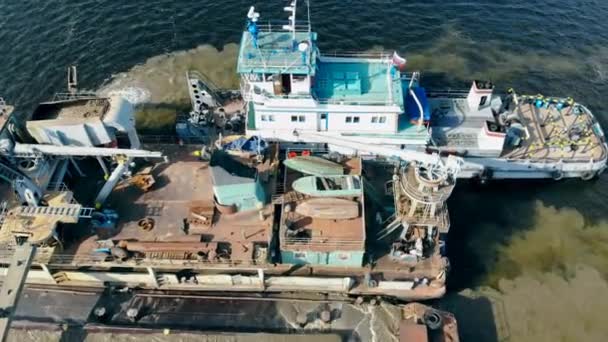 Vista superior de una arena de procesamiento de barcaza equipada — Vídeos de Stock