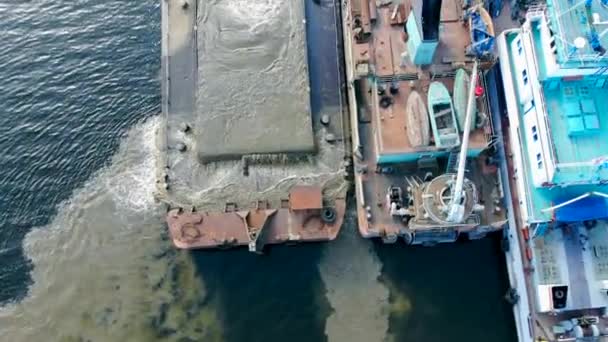 Blick von oben auf den Sand, der am Schiff verarbeitet wird — Stockvideo