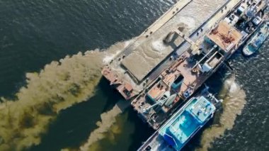 Sudaki kapların elindeki kumların kazısı