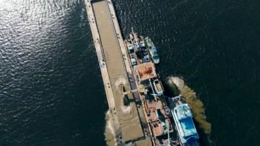 Açık su ve yukarıdan bir görünümkum ayıklama mavna