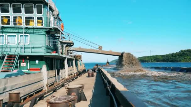 Débit d'eau avec du sable sortant du tube de chaland — Video