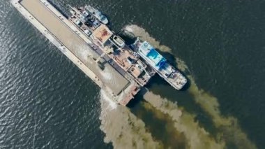 Suda mavna tarafından tutulan kum çıkarma