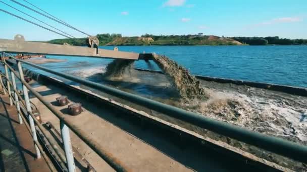 Раскопанный песок и вода стекают с промышленной лодки — стоковое видео