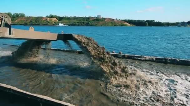 Tablett des Baggerschiffs mit Schmutzwasser gefüllt — Stockvideo