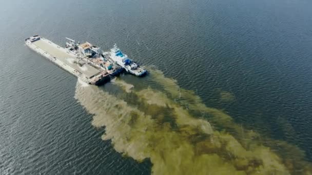 Dredge schepen graven zand in het open water — Stockvideo