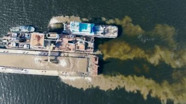 Kum, tarama gemisinde kazılmış ve işleniyor.