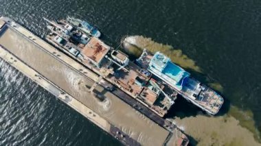 Kum tekne tarafından alttan ayıklanıyor.