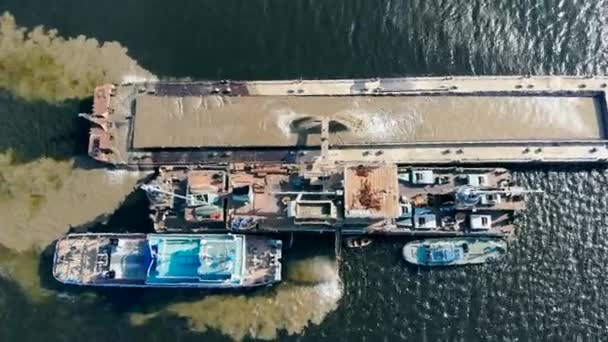 Vue du dessus des bateaux de dragage obtenant du sable de l'eau — Video