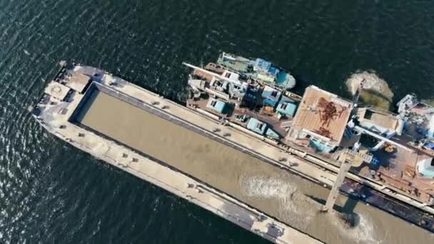 Barge flottante traite le sable après extraction — Video