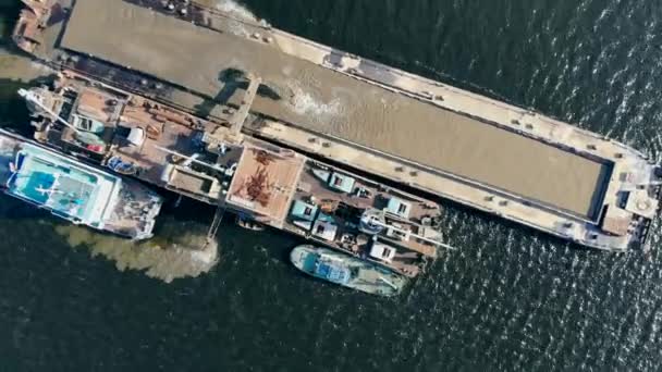 Vue d'en haut sur la péniche industrielle creusant du sable — Video