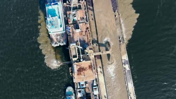 Areia está sendo escavado a partir da água pelos navios — Vídeo de Stock