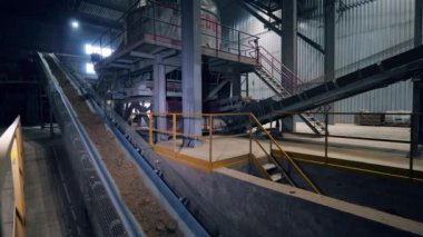 Kemer boyunca hareket eden kum ve taş ile Fabrika binaları