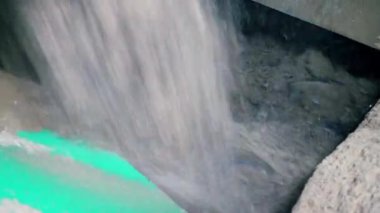 Kum ve taşlar çimento içine işleniyor