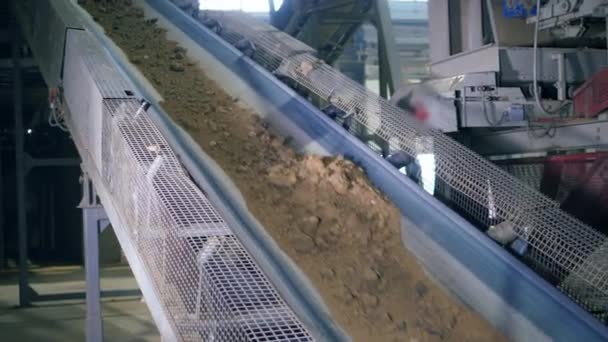 Konstruktions lera material rör sig längs fabriken transportör — Stockvideo