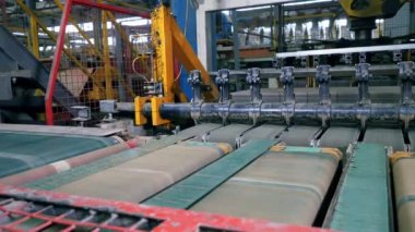 Endüstriyel mekanizma seramik bloklar taşıyor