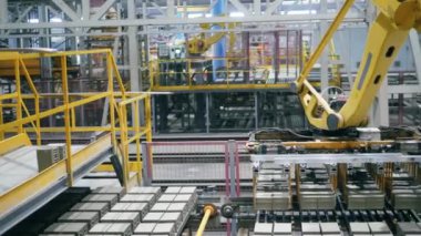 Robotik mekanizma, endüstriyel Robot konveyör taze yapılmış tuğla yerini alıyor.