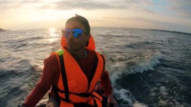 Gün batımı sularında yelken bir adamın ön görünümü