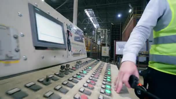 Panel de control industrial y dos ingenieros hablando cerca de él en una planta de fábrica moderna . — Vídeos de Stock