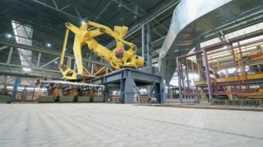 Endüstriyel Robot fabrikada tuğla taşıyor. Timelapse.