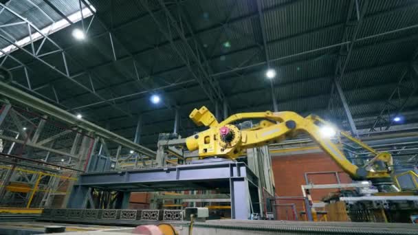 Mekanisk robotarm är att flytta tegel block på Industrial Plant. — Stockvideo