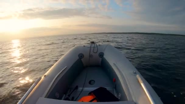 La parte delantera del bote de goma mientras navega a lo largo del río — Vídeo de stock