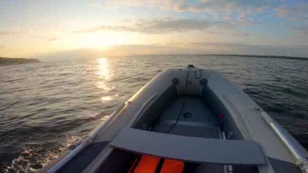 Sonnenuntergang Wasser und Motorboote Bogen — Stockvideo