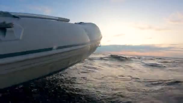 Speedboat navigue le long de la rivière dans une vue latérale — Video