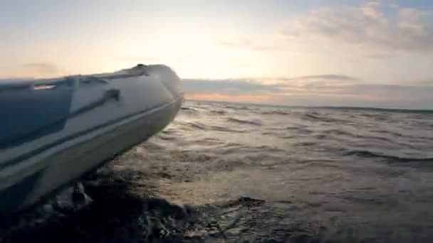 Su boyunca kayan bir lastik teknenin yan görünümü — Stok video
