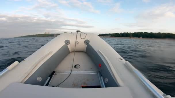 Motorówki łuk podczas żeglugi wzdłuż wody — Wideo stockowe