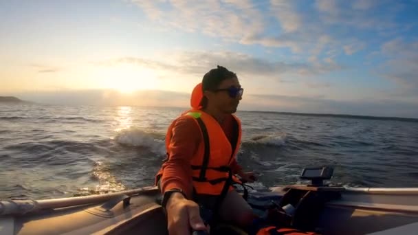 Motorbåt med en man och vågorna bakom den — Stockvideo