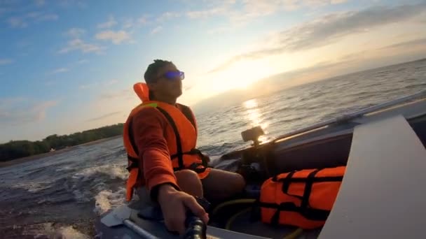 Een man rijdt een rubberen boot langs de rivier — Stockvideo