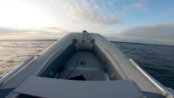 L'avant du hors-bord tout en flottant le long de la rivière — Video