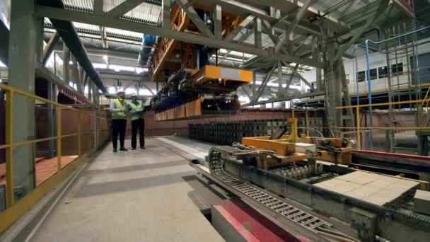 Techniker beobachten den Produktionsprozess an einer modernen Industrieanlage — Stockvideo