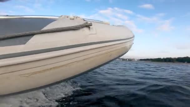Barco de goma está navegando hacia la orilla del río — Vídeos de Stock